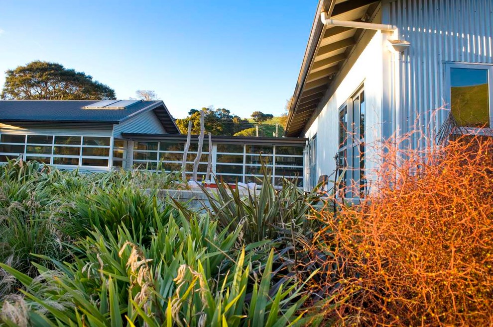Mittelgroßes, Einstöckiges Modernes Haus mit Metallfassade in Wellington