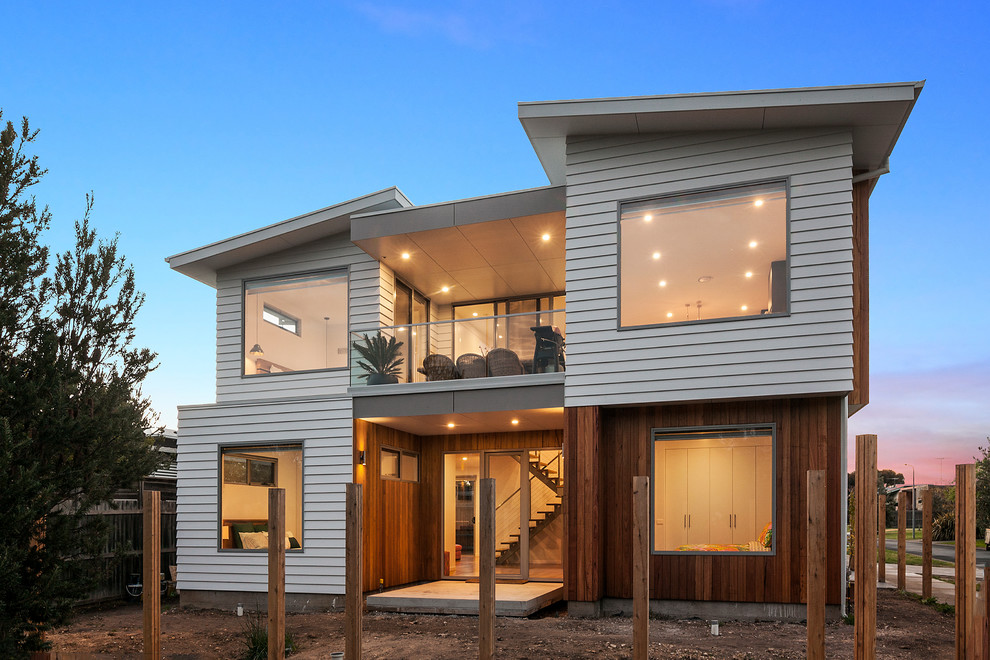 Mittelgroßes, Zweistöckiges Modernes Haus mit grauer Fassadenfarbe und Satteldach in Melbourne