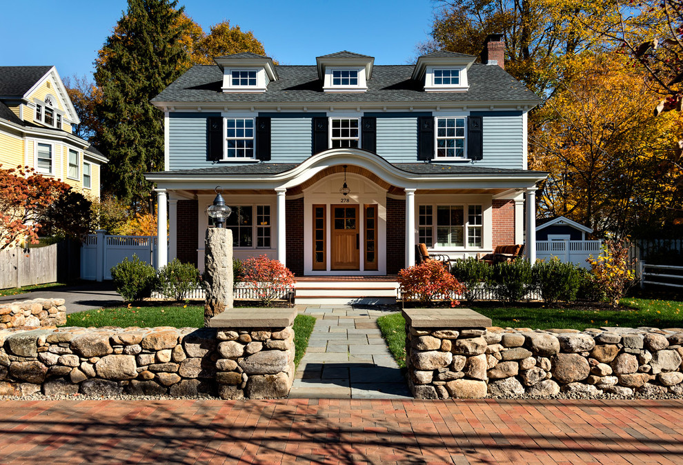 Immagine della facciata di una casa blu classica a due piani di medie dimensioni con rivestimento in legno