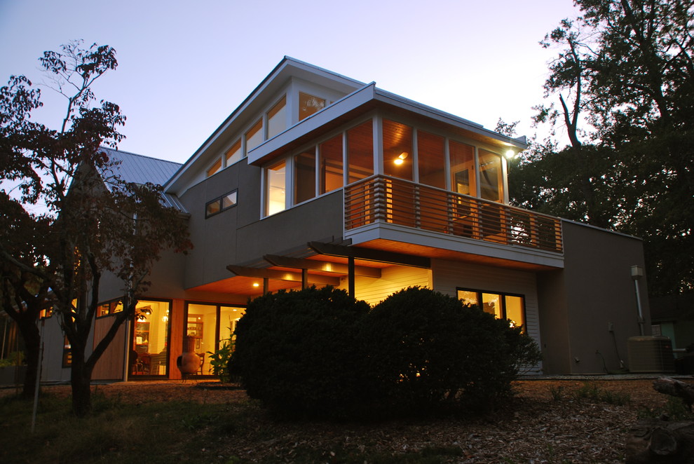 Esempio della facciata di una casa piccola grigia moderna a due piani