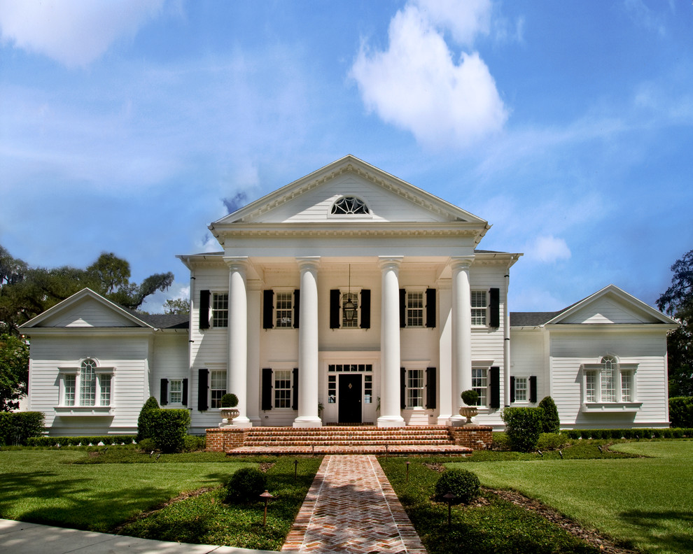Imagen de fachada de casa blanca clásica extra grande de tres plantas con revestimiento de madera