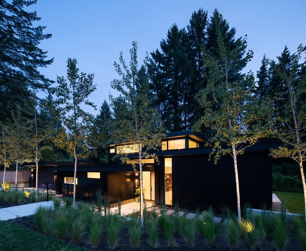Example of a mid-century modern exterior home design in Vancouver