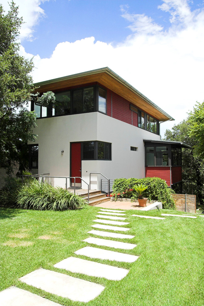 Esempio della facciata di una casa grande beige contemporanea a due piani con rivestimento in stucco