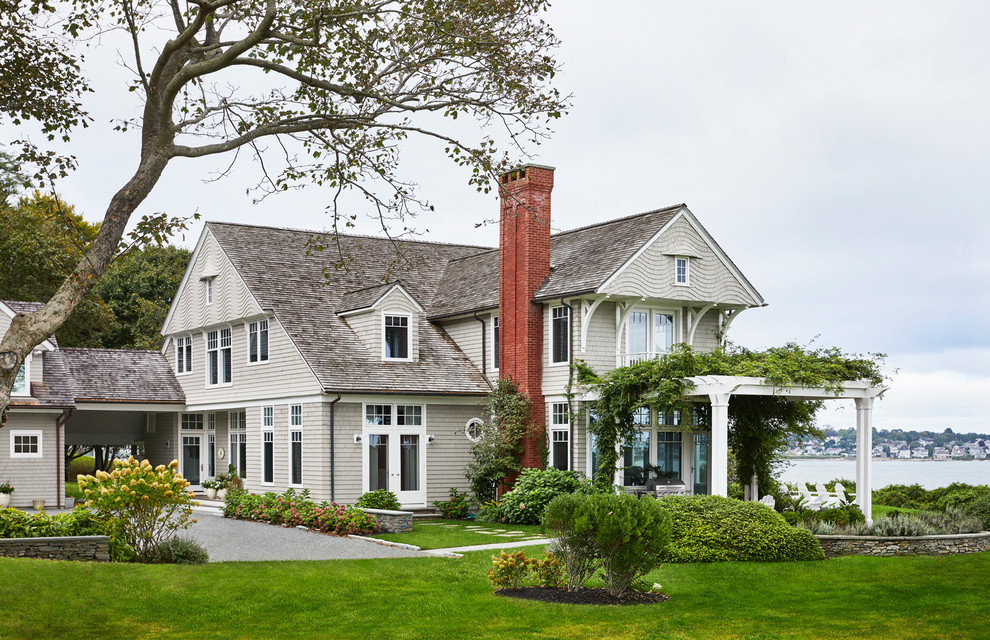 Zweistöckiges Maritimes Einfamilienhaus mit grauer Fassadenfarbe und Satteldach in Providence