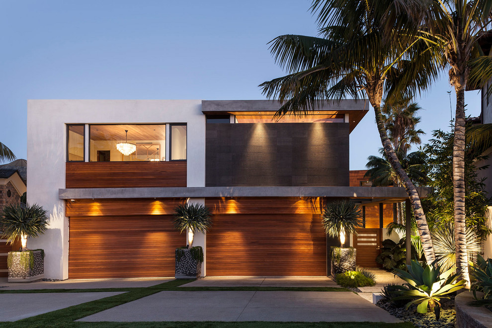Zweistöckiges Modernes Einfamilienhaus mit Mix-Fassade, bunter Fassadenfarbe und Flachdach in Orange County