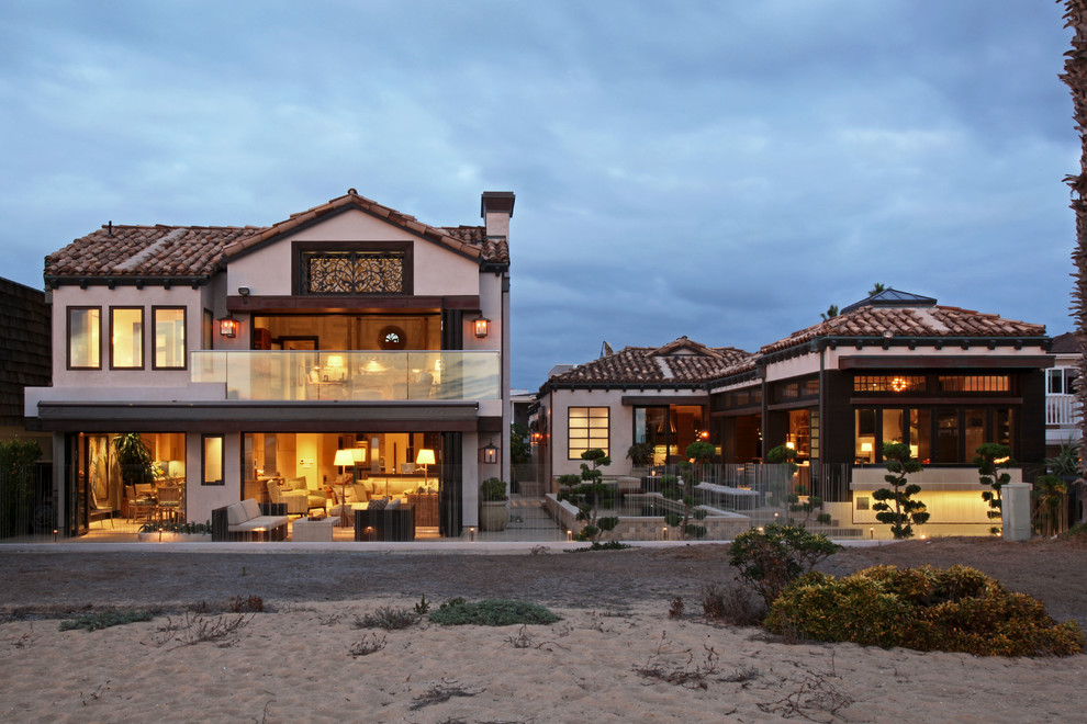 Geräumiges, Zweistöckiges Asiatisches Haus mit Mix-Fassade, beiger Fassadenfarbe und Satteldach in Orange County