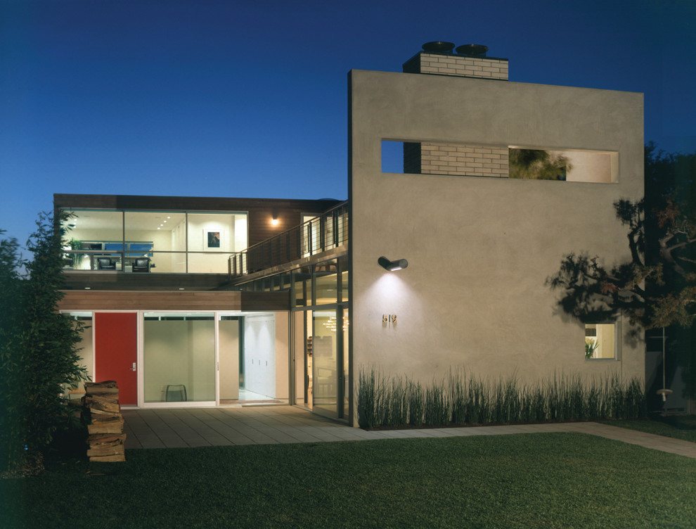 Mittelgroßes, Zweistöckiges Modernes Einfamilienhaus mit Mix-Fassade, Flachdach und grauer Fassadenfarbe in Los Angeles
