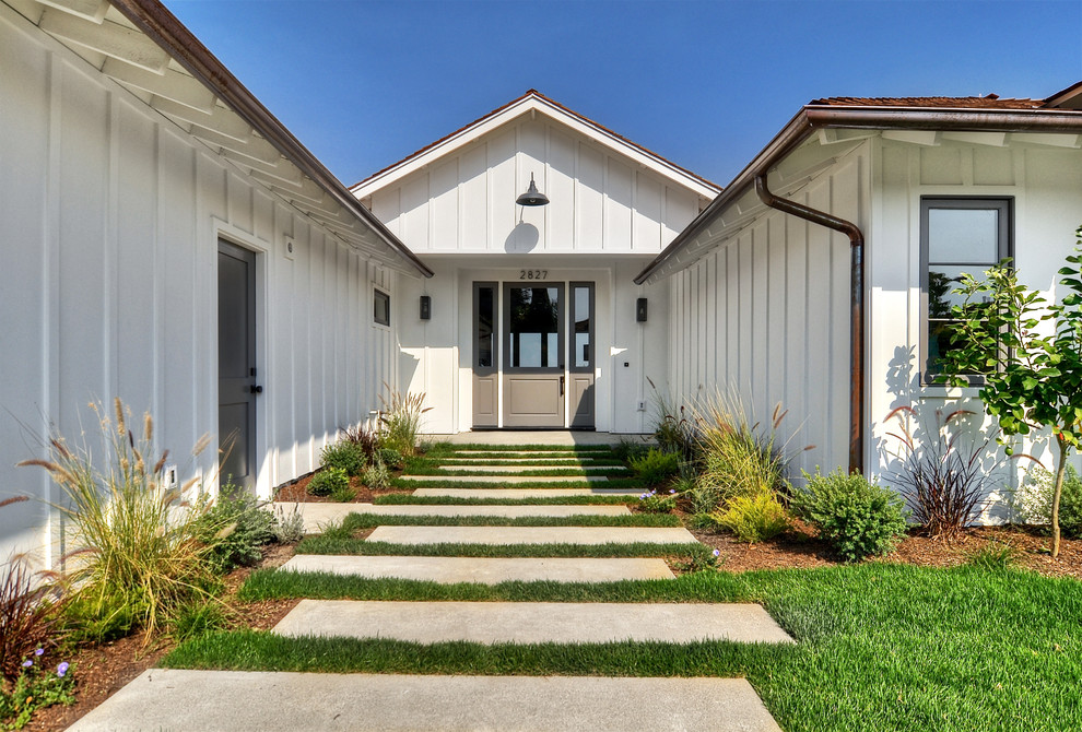 Mittelgroßes, Einstöckiges Maritimes Einfamilienhaus mit weißer Fassadenfarbe, Walmdach, Schindeldach und Wandpaneelen in Orange County
