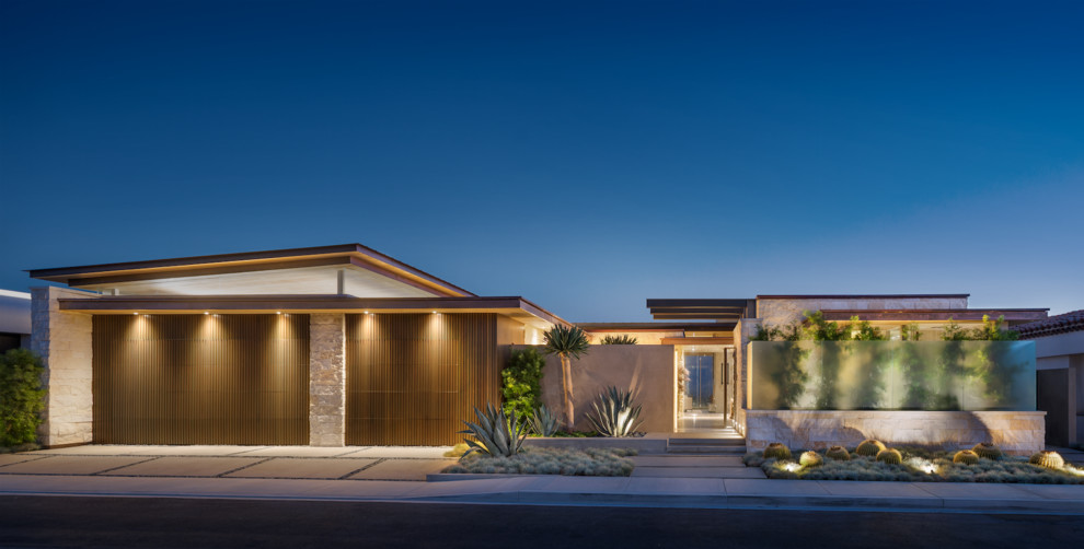 Zweistöckiges Modernes Haus mit Steinfassade, beiger Fassadenfarbe und Flachdach in Orange County