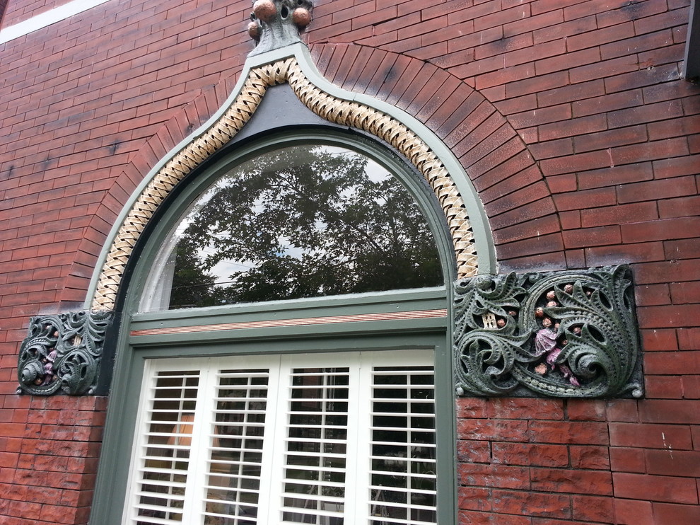 シンシナティにある高級なヴィクトリアン調のおしゃれな家の外観 (レンガサイディング、アパート・マンション) の写真