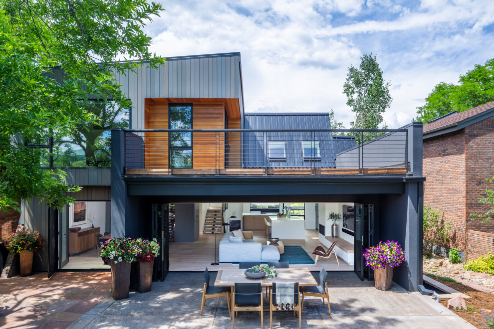 Idées déco pour une grande façade de maison grise contemporaine à deux étages et plus avec un revêtement mixte, un toit en appentis et un toit en métal.