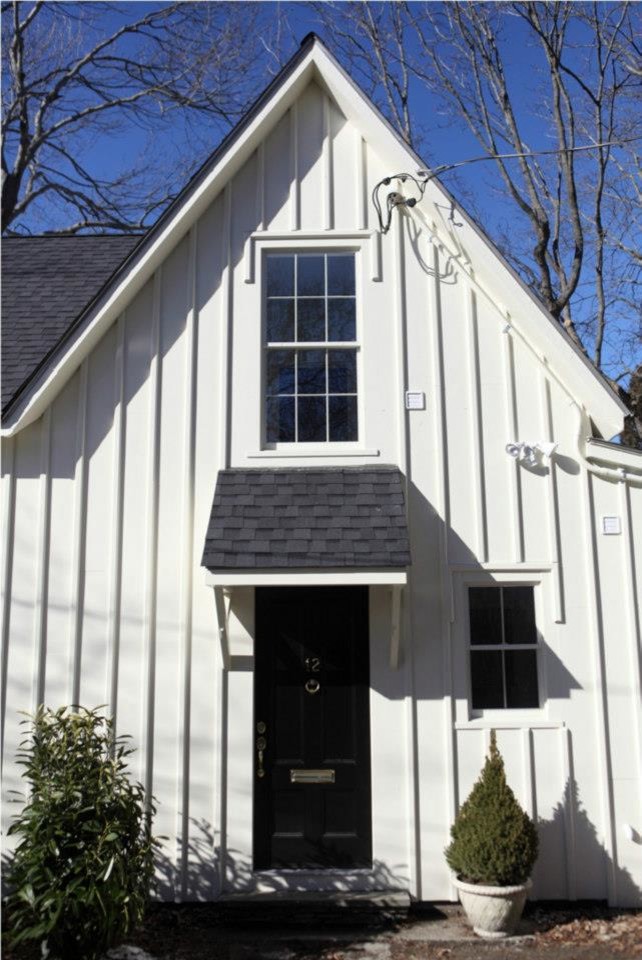 Стильный дизайн: маленький, двухэтажный, деревянный, белый дом в классическом стиле с двускатной крышей для на участке и в саду - последний тренд