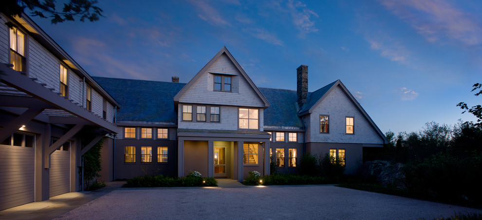 Große, Zweistöckige Klassische Holzfassade Haus mit Satteldach und grauer Fassadenfarbe in Providence