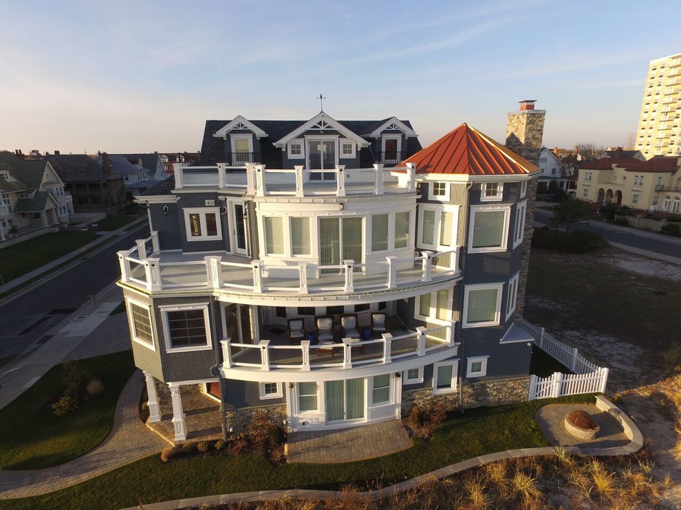 Idées déco pour une très grande façade de maison grise bord de mer à deux étages et plus avec un revêtement mixte.