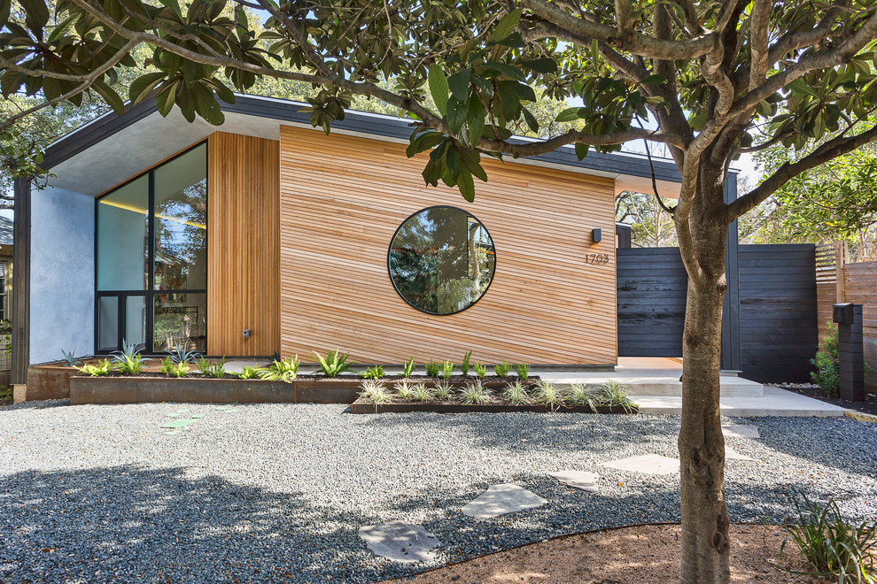 Imagen de fachada negra minimalista de tamaño medio de una planta con revestimiento de madera y tejado plano