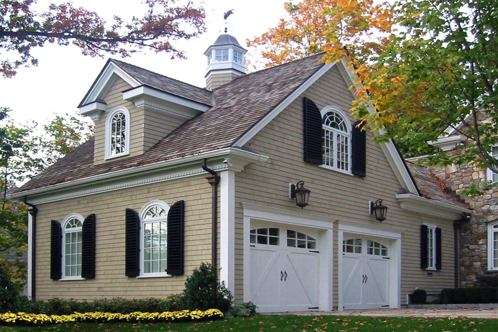 Foto de fachada de casa beige clásica grande de dos plantas con revestimiento de madera, tejado a dos aguas y tejado de teja de madera