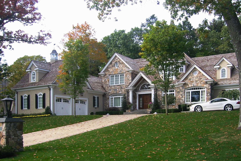 Diseño de fachada de casa marrón clásica grande de dos plantas con revestimiento de piedra, tejado a dos aguas y tejado de teja de madera