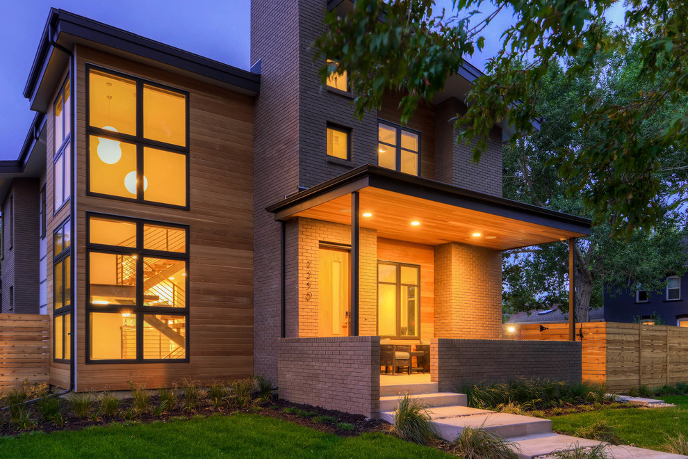 Diseño de fachada marrón contemporánea grande de dos plantas con revestimientos combinados y tejado plano