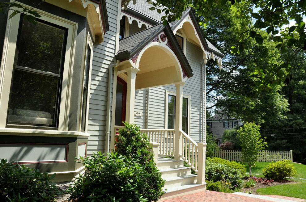 Источник вдохновения для домашнего уюта: большой, трехэтажный, деревянный, серый дом в викторианском стиле