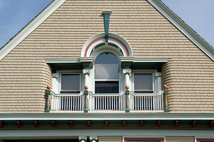 Réalisation d'une grande façade de maison beige victorienne en bois à deux étages et plus avec un toit à deux pans et un toit en shingle.