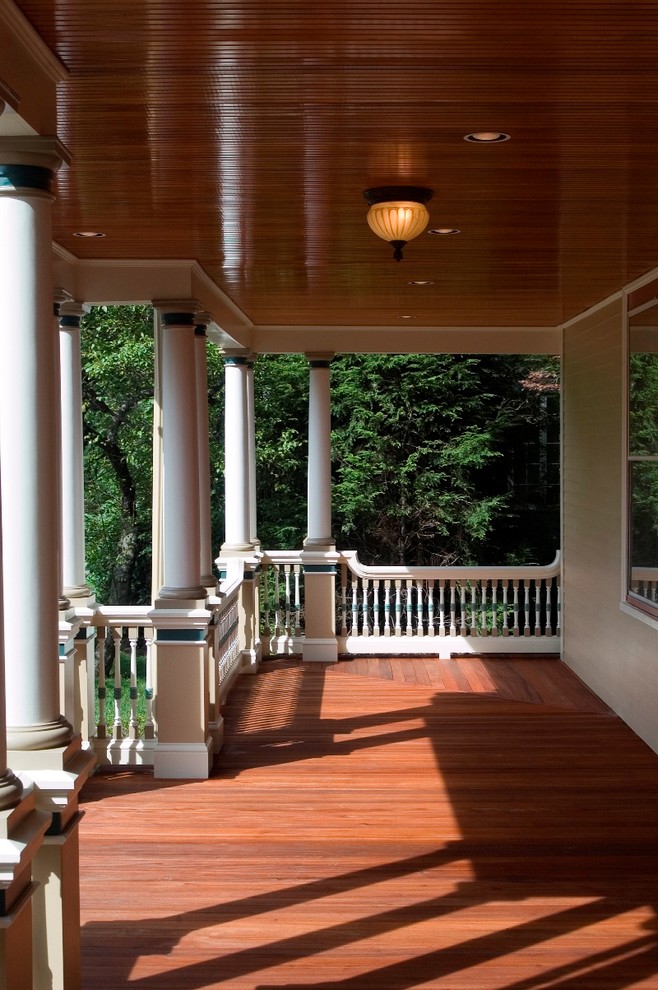 Ispirazione per la villa grande beige vittoriana a tre piani con rivestimento in legno, tetto a capanna e copertura a scandole