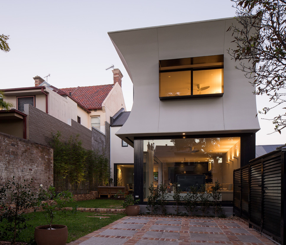 Diseño de fachada blanca contemporánea grande de dos plantas con revestimiento de hormigón y tejado plano