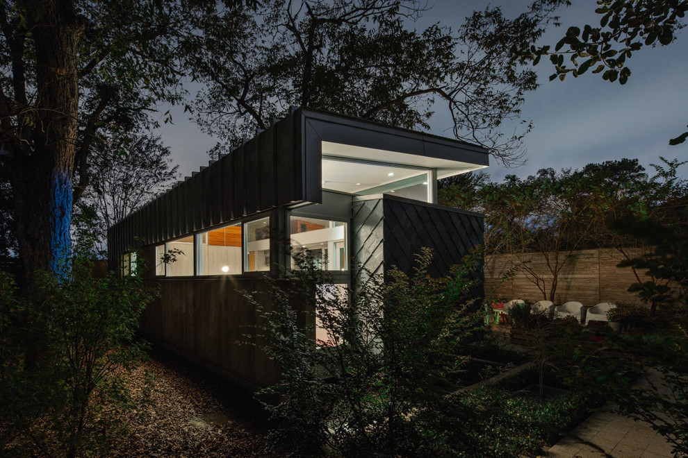 Réalisation d'une petite façade de maison minimaliste de plain-pied avec un revêtement mixte et un toit en appentis.