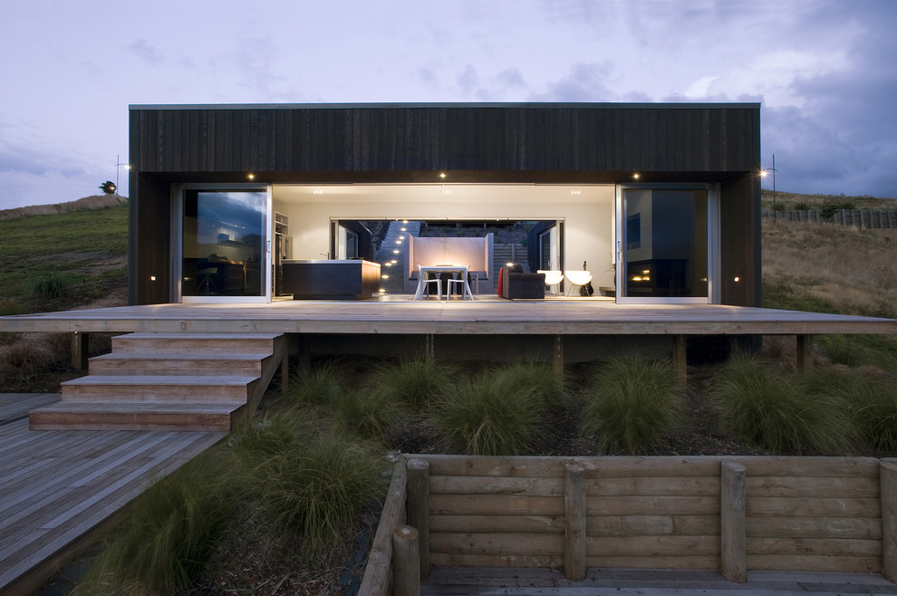 Kleine, Zweistöckige Moderne Holzfassade Haus mit schwarzer Fassadenfarbe und Flachdach in Christchurch