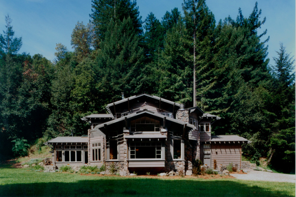 Ispirazione per la villa grande grigia american style a due piani con rivestimento in legno, tetto a capanna e copertura a scandole
