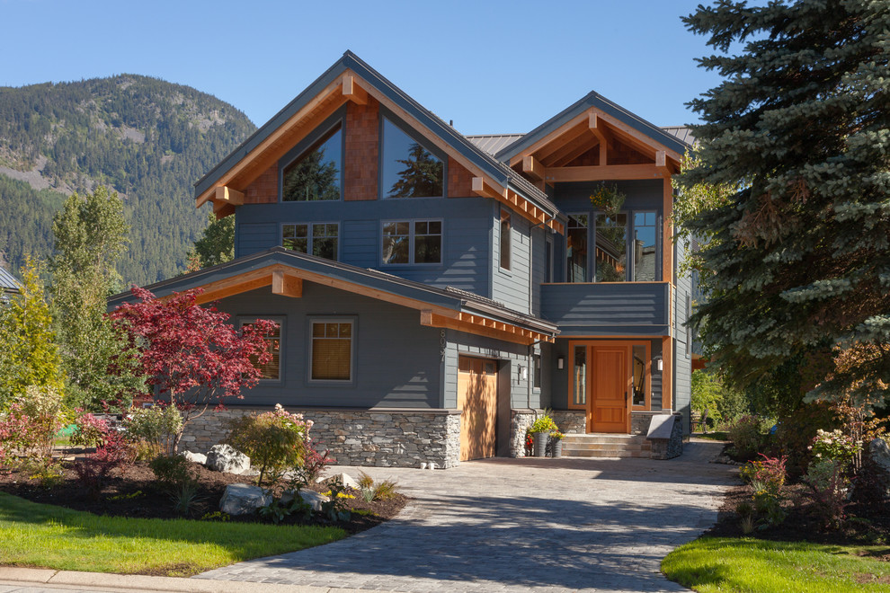 Réalisation d'une façade de maison bleue craftsman en bois à deux étages et plus avec un toit à deux pans et un toit en métal.
