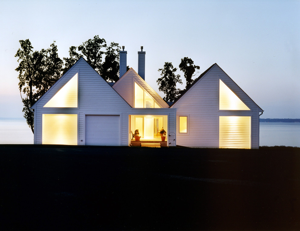 Пример оригинального дизайна: деревянный, белый дом в стиле неоклассика (современная классика)