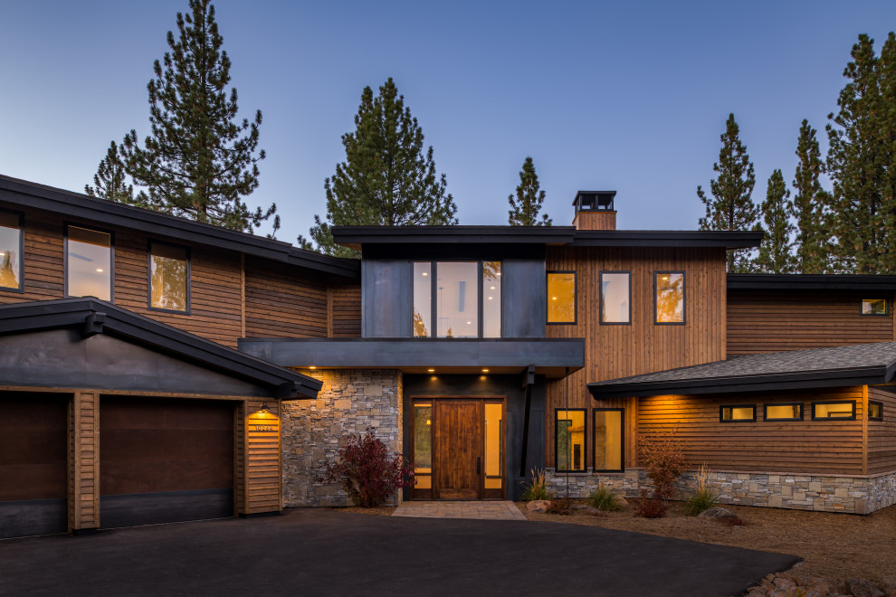 Свежая идея для дизайна: огромный, двухэтажный, деревянный, коричневый частный загородный дом в стиле модернизм с двускатной крышей - отличное фото интерьера