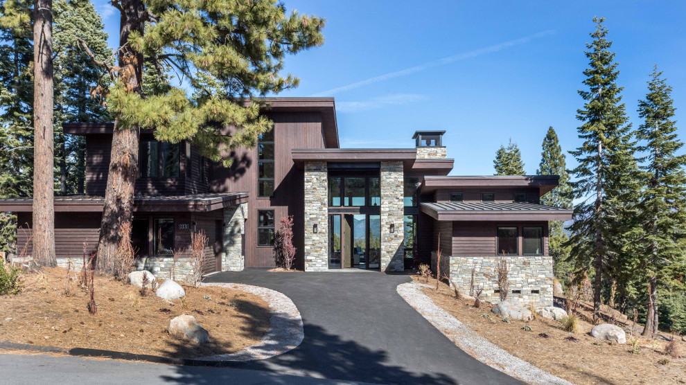 Großes, Zweistöckiges Modernes Einfamilienhaus mit Mix-Fassade, brauner Fassadenfarbe, Flachdach und Blechdach in Sacramento