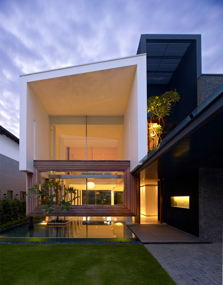 Diseño de fachada contemporánea de dos plantas con revestimientos combinados