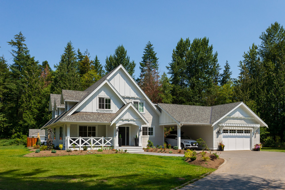 Mittelgroßes, Zweistöckiges Landhaus Haus mit Satteldach, Schindeldach und weißer Fassadenfarbe in Sonstige