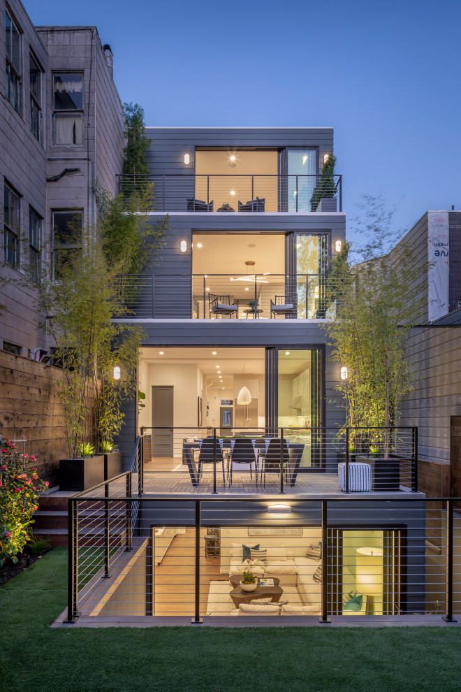 Свежая идея для дизайна: большой, деревянный, серый, четырехэтажный частный загородный дом в современном стиле - отличное фото интерьера