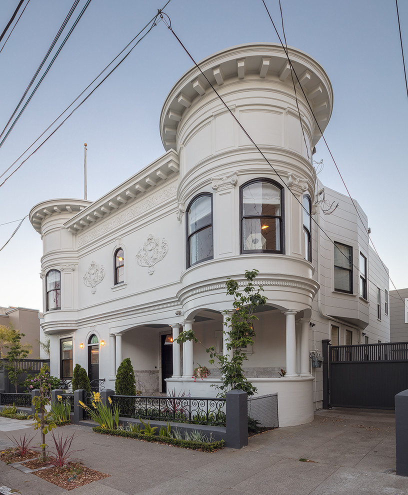 Zweistöckiges Klassisches Einfamilienhaus mit weißer Fassadenfarbe in San Francisco