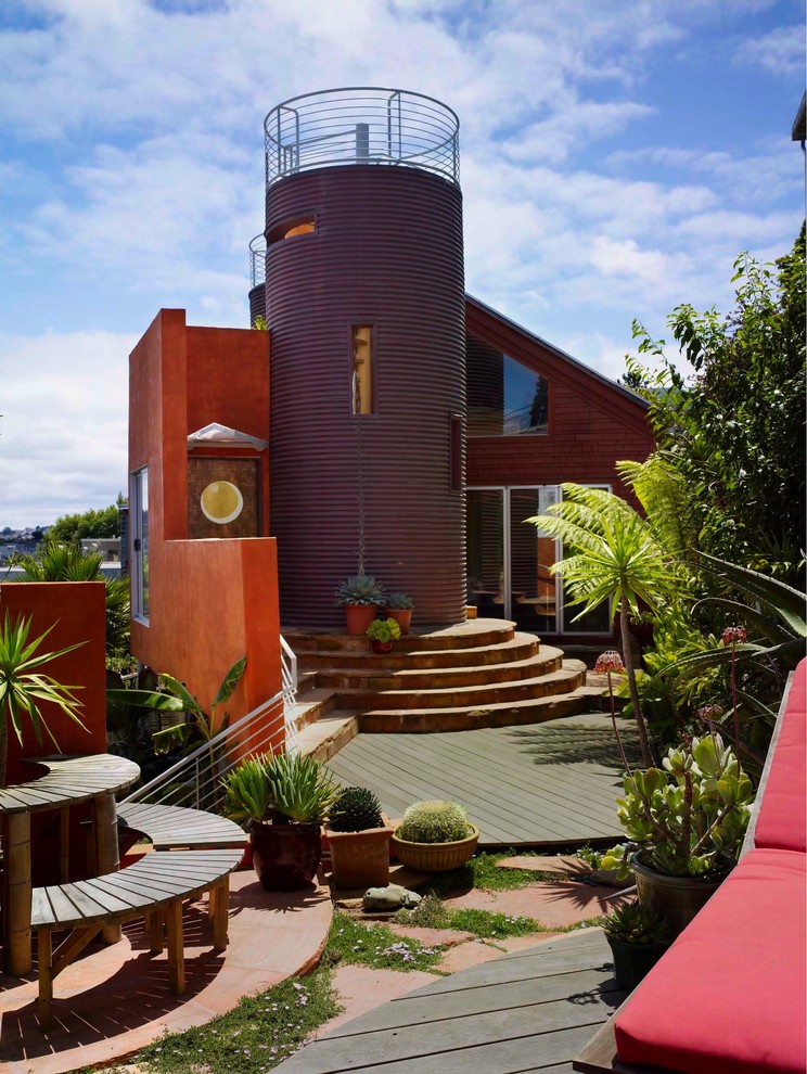 サンフランシスコにあるコンテンポラリースタイルのおしゃれな家の外観 (メタルサイディング、オレンジの外壁) の写真
