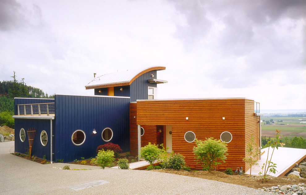 Idée de décoration pour une façade de maison bleue design.