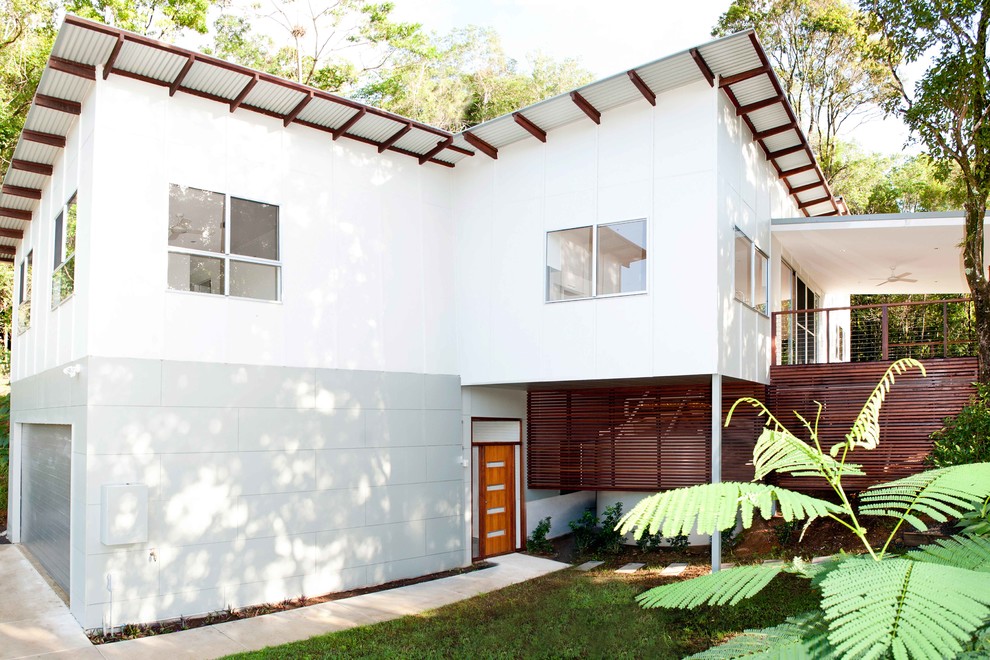 Источник вдохновения для домашнего уюта: большой, двухэтажный, белый дом в стиле модернизм с облицовкой из ЦСП и плоской крышей