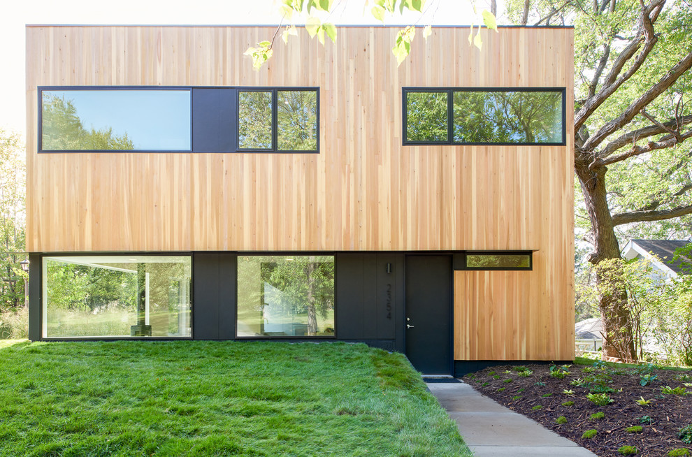 Foto della facciata di una casa a schiera marrone moderna a due piani di medie dimensioni con rivestimento in legno e tetto piano