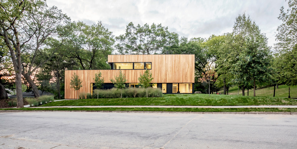 Foto de fachada de casa marrón moderna de dos plantas con tejado plano