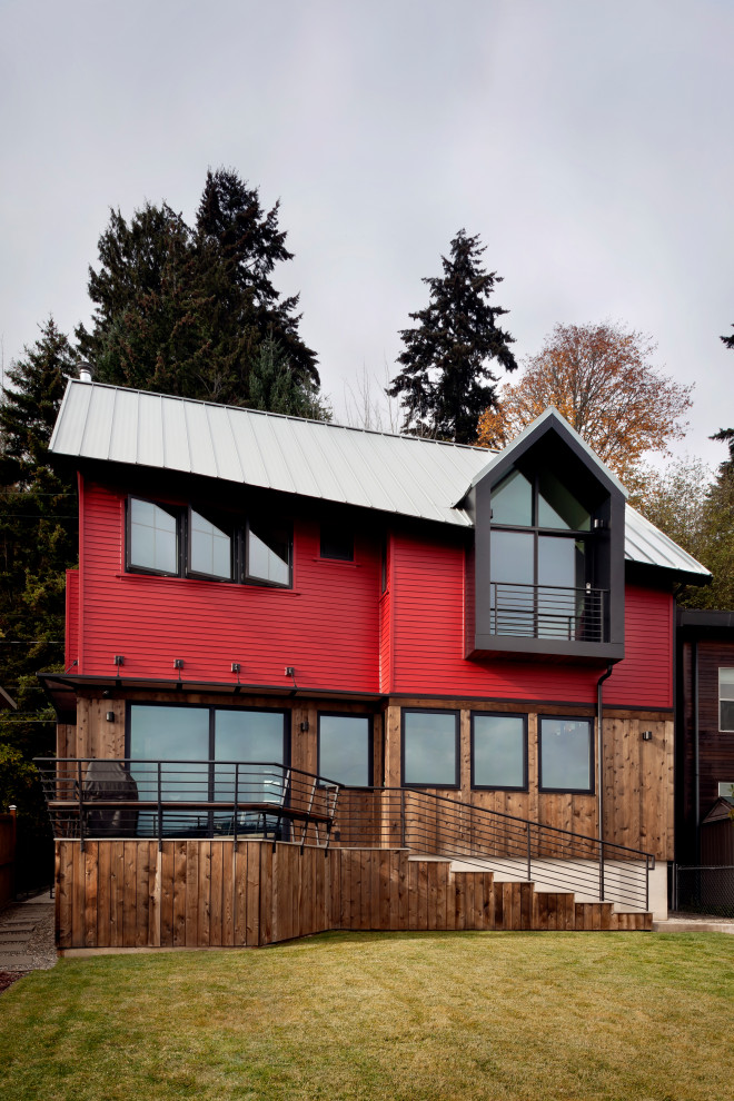 Diseño de fachada de casa multicolor contemporánea grande de dos plantas con revestimiento de madera, tejado a cuatro aguas y tejado de metal