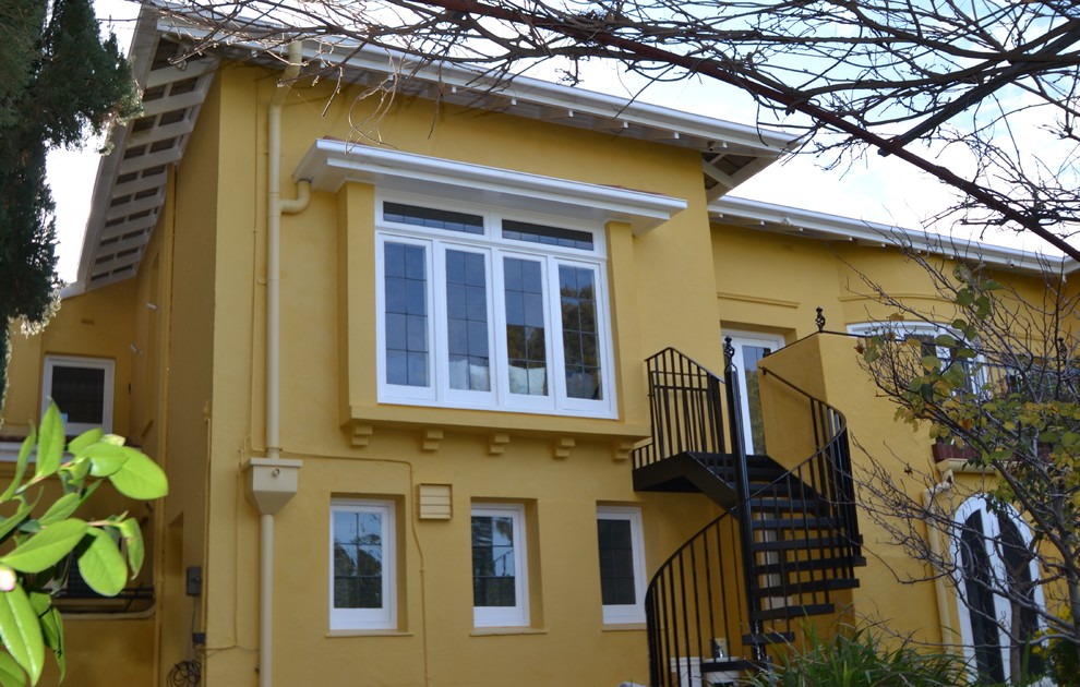 Idéer för medelhavsstil gula hus, med två våningar och stuckatur