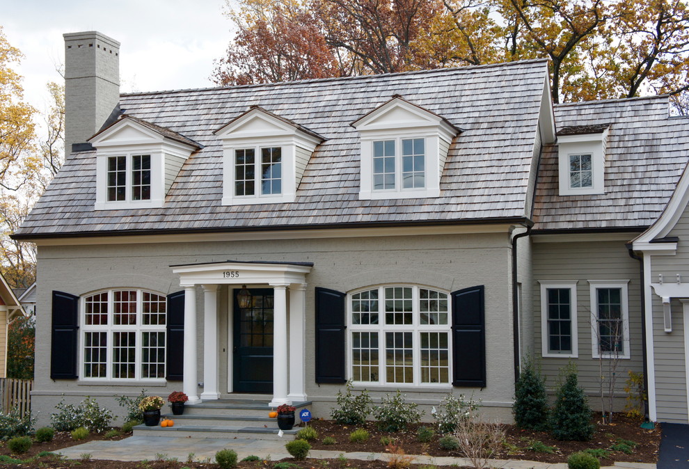 Стильный дизайн: двухэтажный, кирпичный, серый дом в классическом стиле - последний тренд