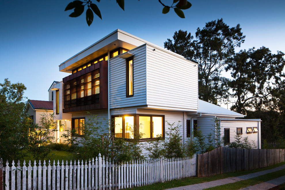 Diseño de fachada de casa blanca actual de dos plantas con tejado plano