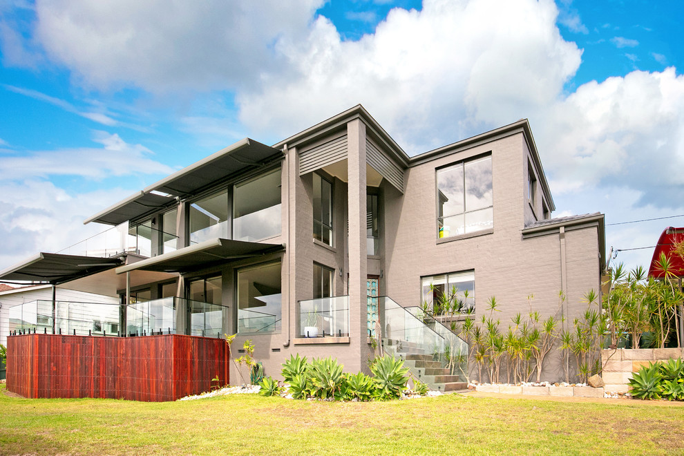 Mittelgroßes, Zweistöckiges Modernes Einfamilienhaus mit Backsteinfassade, grauer Fassadenfarbe, Walmdach und Ziegeldach in Sydney