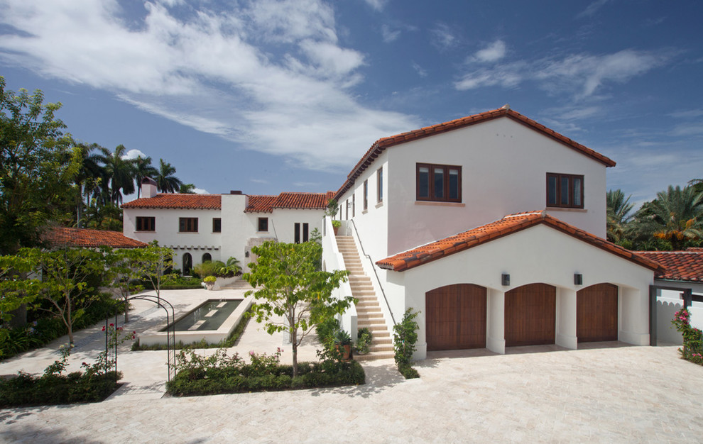 Foto della facciata di una casa bianca mediterranea