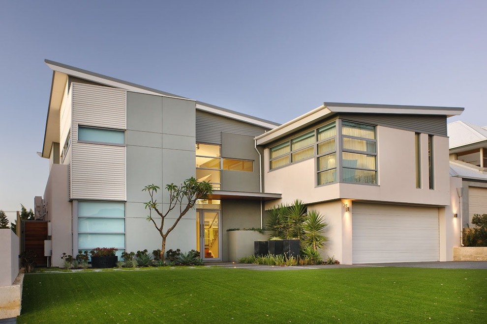 Diseño de fachada blanca actual de dos plantas con revestimientos combinados y tejado de un solo tendido