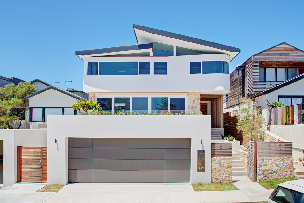 Design ideas for an expansive and white modern split-level house exterior in Sydney.